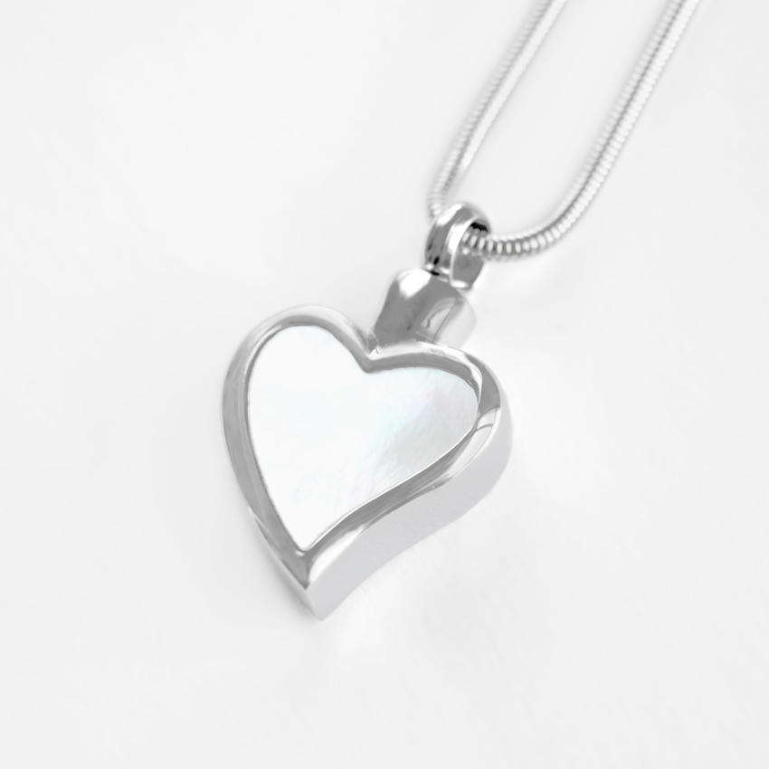 Colgante de acero inoxidable corazón de nácar.