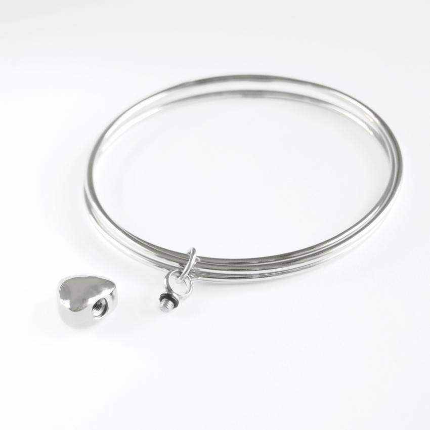 Pulsera con cenizas abierto de seres queridos.