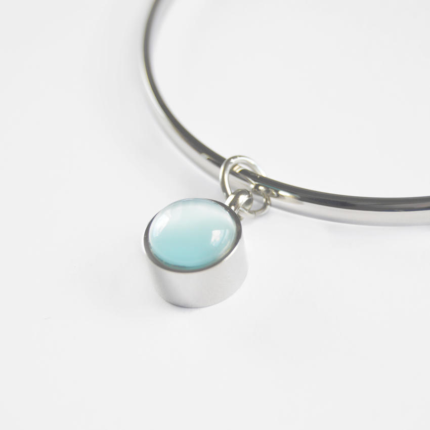 Pulseras para cenizas con perla azul.