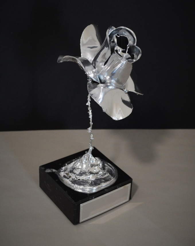 urna para cenizas flor plata